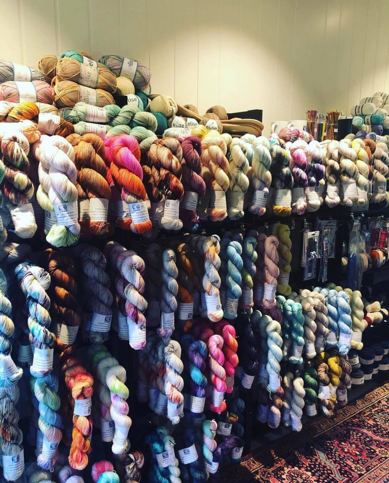 Overraskelsespakke - 2 forskjellige hesper med håndfarget Luksus Merino + oppskrift til: Iris, skuldersjal. Totalt hele 1200 m garn. Nok til 2 sjal.