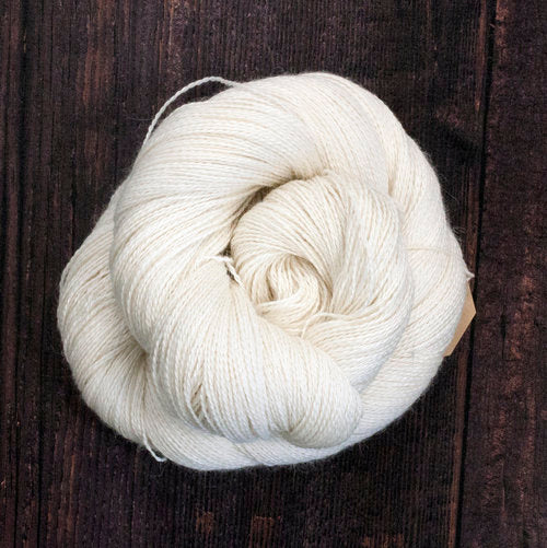 Kvitlammets Luksus merino 1. Naturhvit. 100 g : ca 600 m. Pinnestr: 3 - 4 mm.