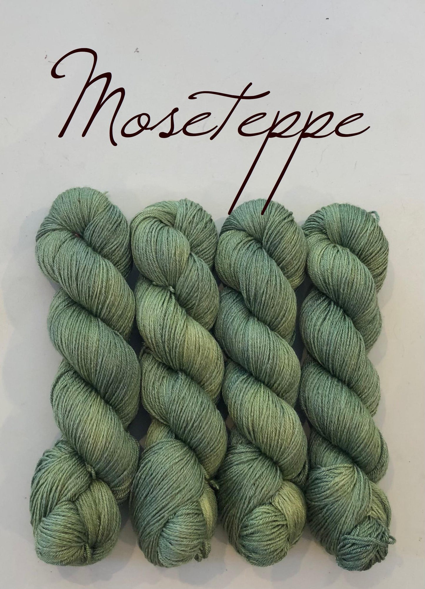 Eksklusivt Posh garn. Moseteppe. 100 g: ca 400 m. Ubehandlet 50 % merino ull + 50 % silke.
