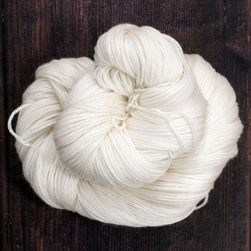 Eksklusivt Posh garn. Naturhvit. 100 g: ca 400 m. Ubehandlet 50 % merino ull + 50 % silke.