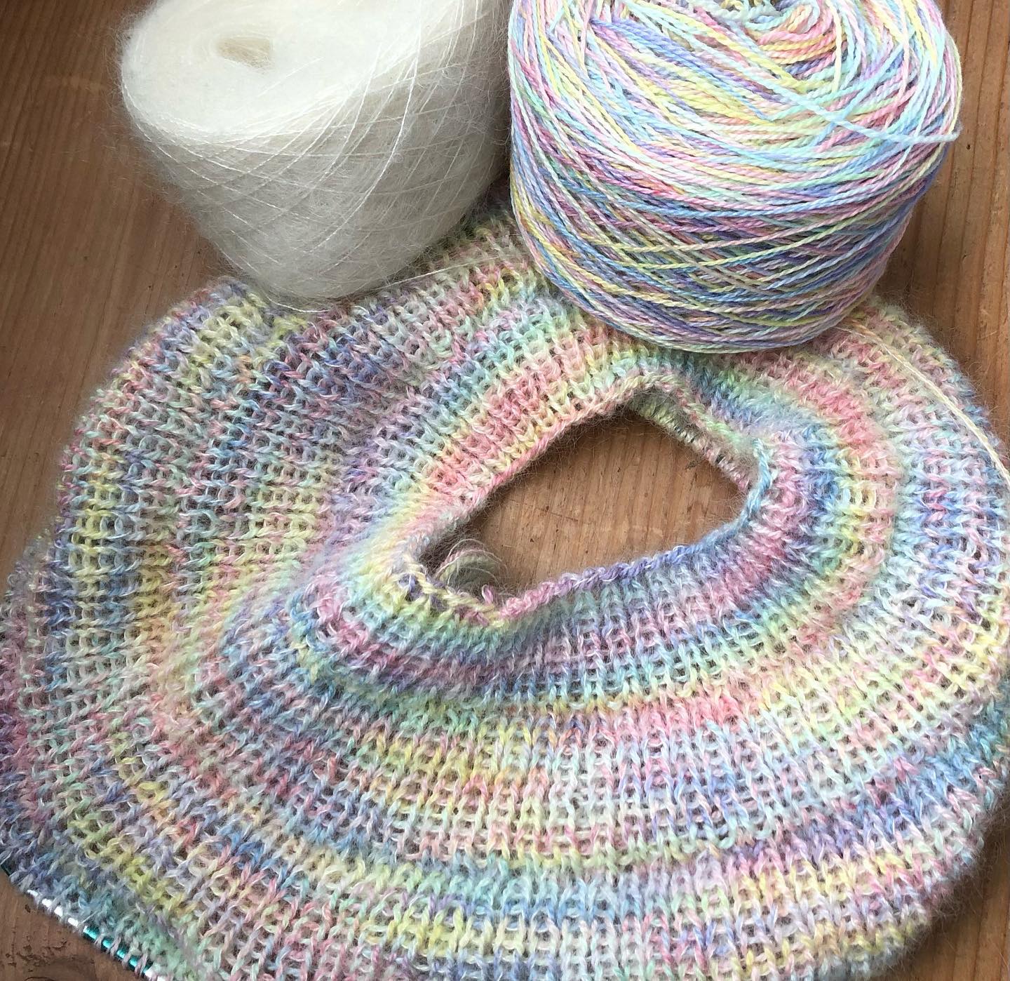 Kvitlammets Luksus merino. Unicorn. 100 g : ca 600 m. Pinnestr: 3 - 4 mm.