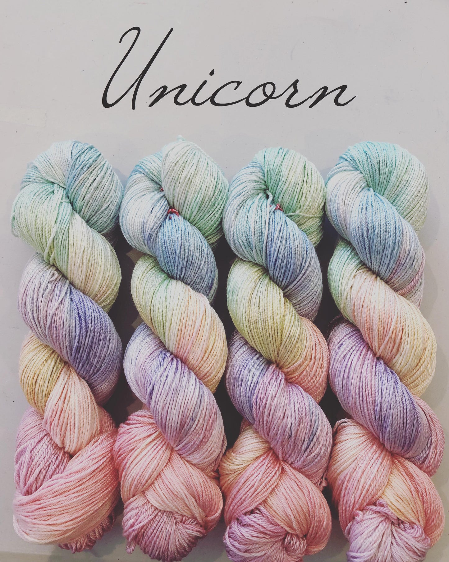 Eksklusivt Posh garn. Unicorn. 100 g: ca 400 m. Ubehandlet 50 % merino ull + 50 % silke.