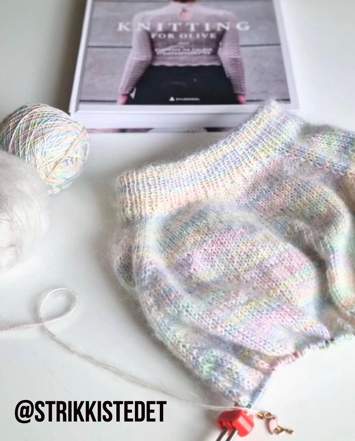 Kvitlammets Luksus merino. Unicorn. 100 g : ca 600 m. Pinnestr: 3 - 4 mm.