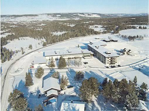 Flyfoto av Sanderstølen i Valdres om vinteren