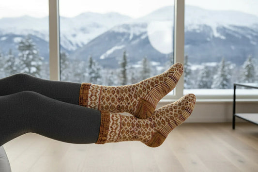 Håndstrikkede Vidda-sokker i Fjære fra Hillesvåg, farge Høstløv