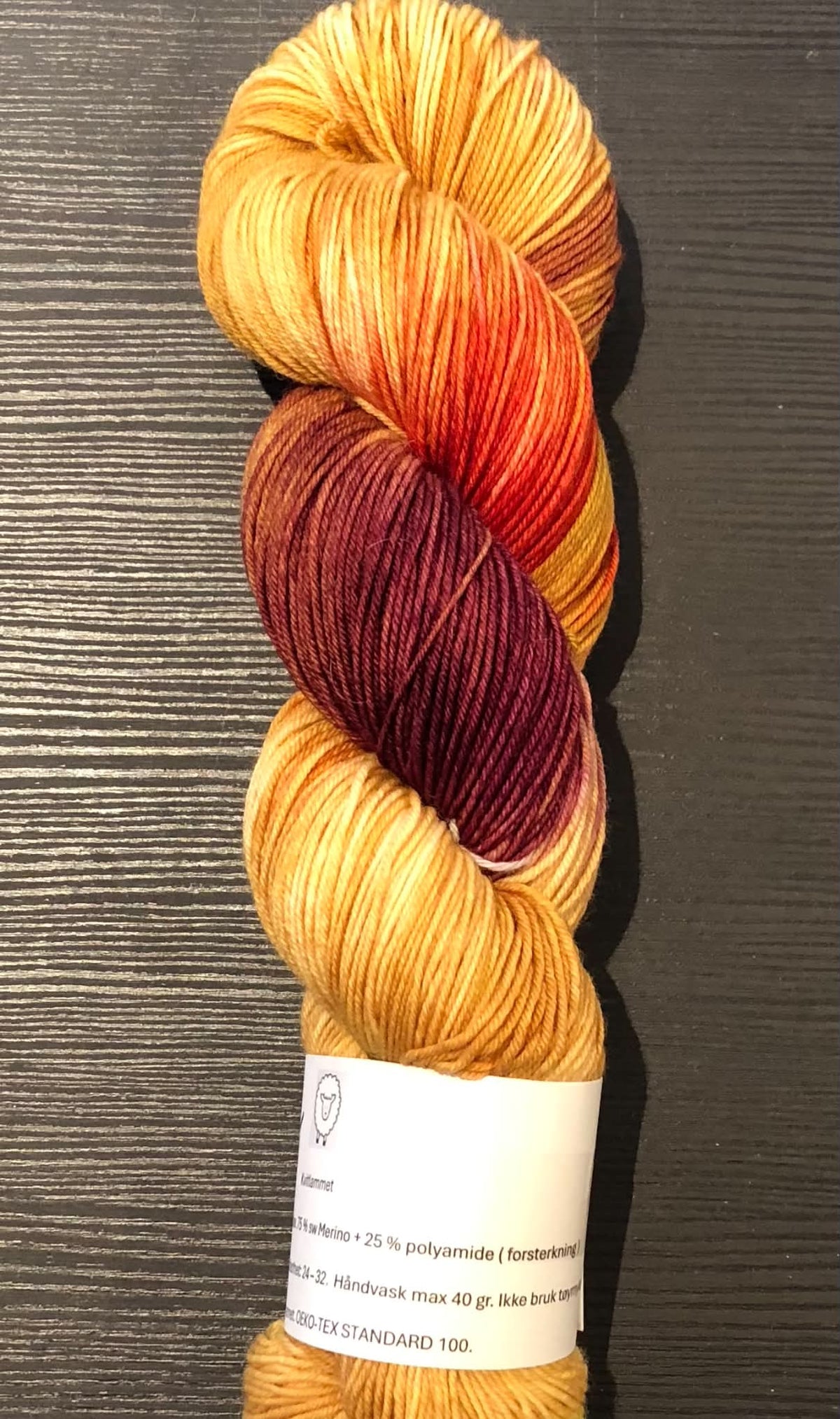Ravngarn - Sokkegarn / forsterket Merino. Farge: HØSTLØV. TILBUD - ENKELTHESPE - INGEN BYTTERETT.