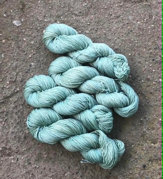 Kvitlammets Hjerte fra Hillesvåg. Farge: Dusty Green - Melert.  Håndfarget. TILBUD - ENKELTHESPE - INGEN BYTTERETT.
