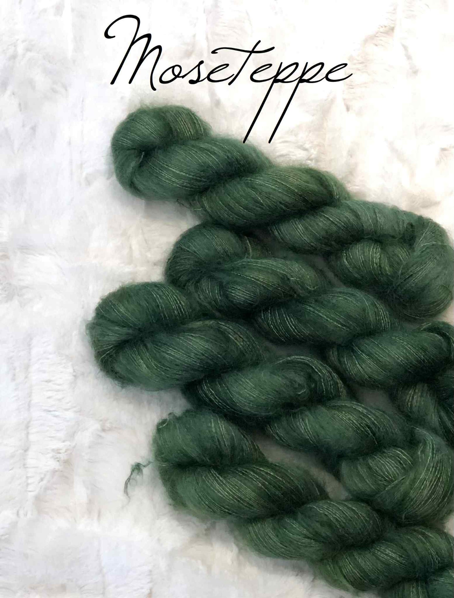 Moseteppe. Brushed Kid Silk, ubehandlet. 50 g: Ca 420 m.