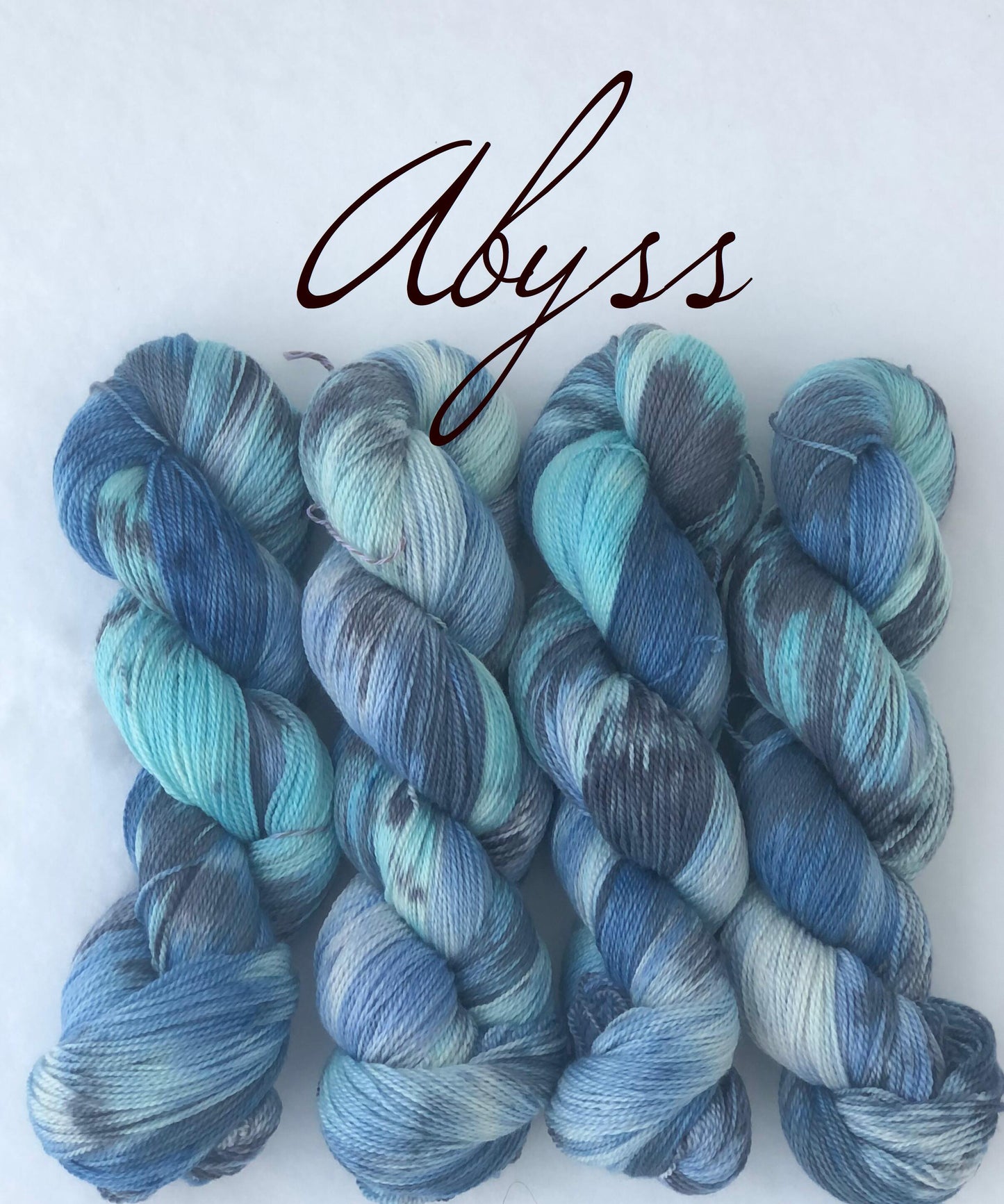 Kvitlammets Luksus merino. Abyss. 100 g : ca 600 m. Pinnestr: 3 - 4 mm.