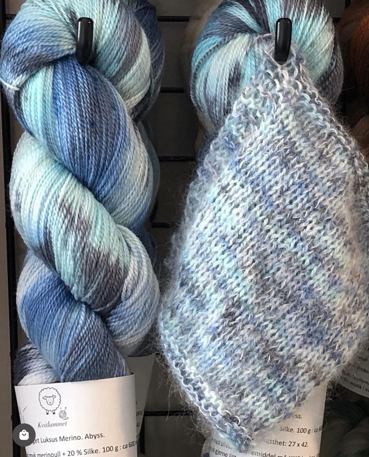 Kvitlammets Luksus merino. Abyss. 100 g : ca 600 m. Pinnestr: 3 - 4 mm.