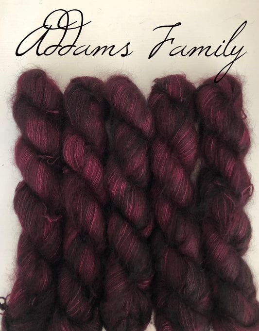 Addams Family. Brushed Kid Silk, ubehandlet. Ca 420 m.