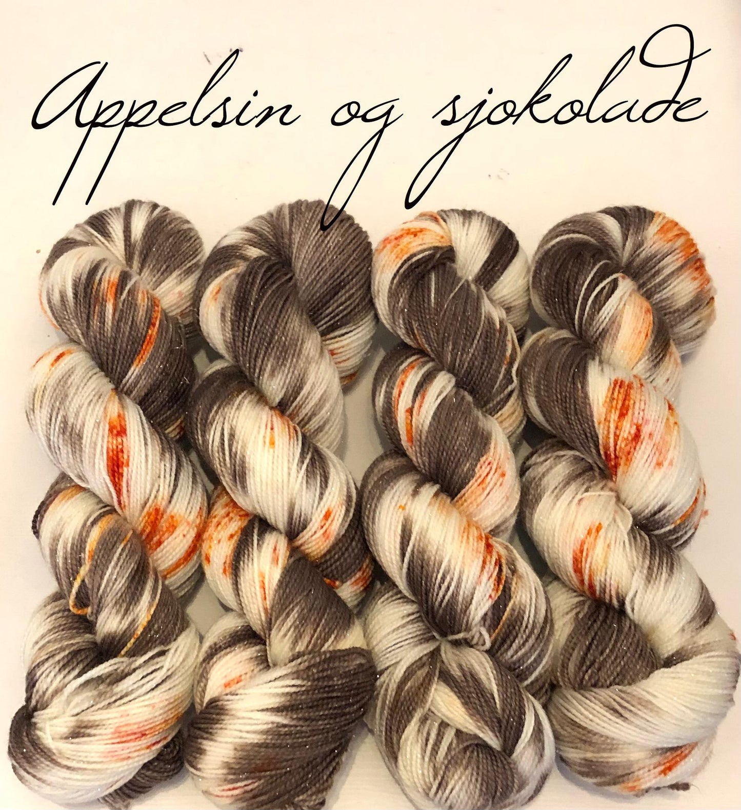 Appelsin og sjokolade - Glitter Merino m/ sølvglitter.  100 g: ca 400 m. Pinnestr: 2,5 - 4 mm.