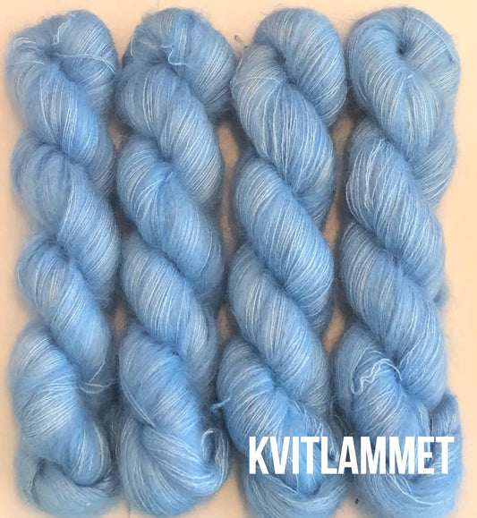 Blå himmel. Brushed Kid Silk, ubehandlet. Ca 420 m.