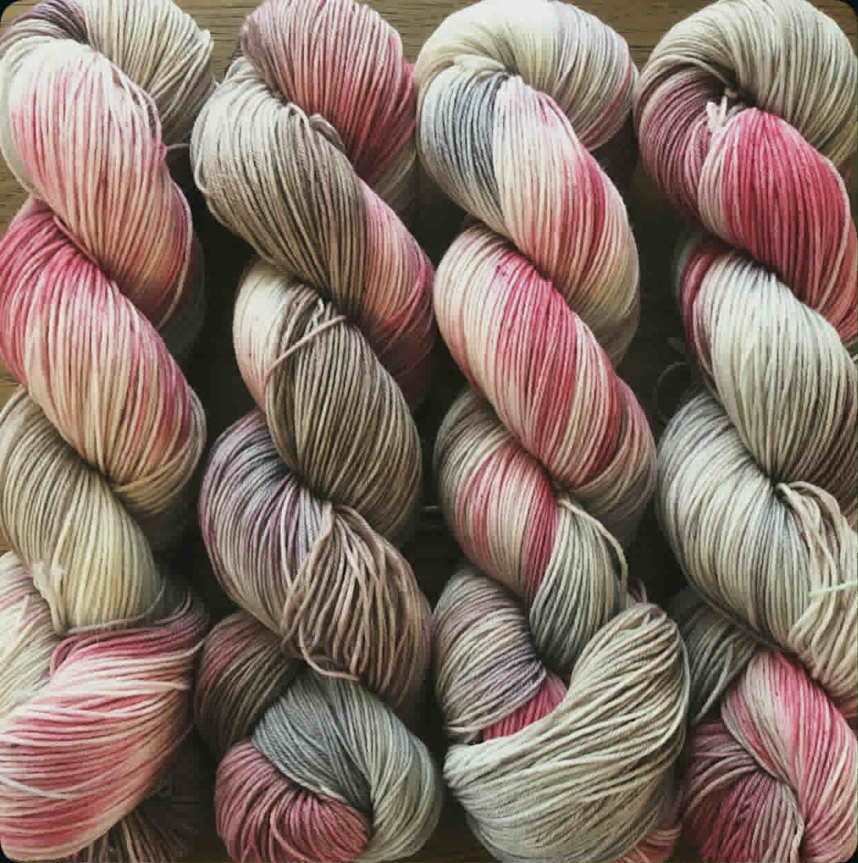 Ravngarn - Sokkegarn / forsterket Merino. Farge: Blek Høst. TILBUD - FAST LAVPRIS - INGEN BYTTERETT.