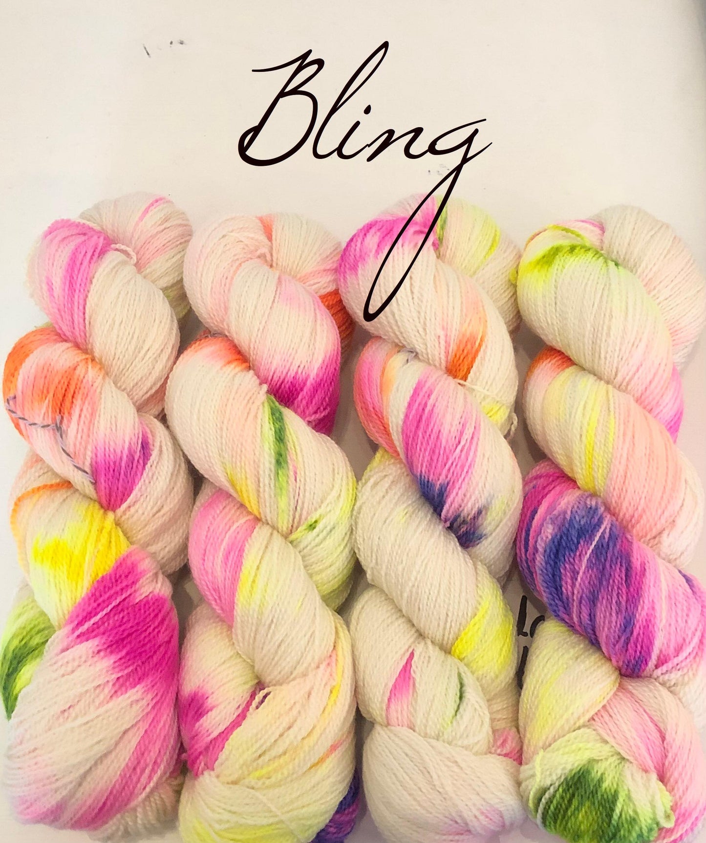 Kvitlammets Luksus merino. Bling. 100 g : ca 600 m. Pinnestr: 3 - 4 mm.