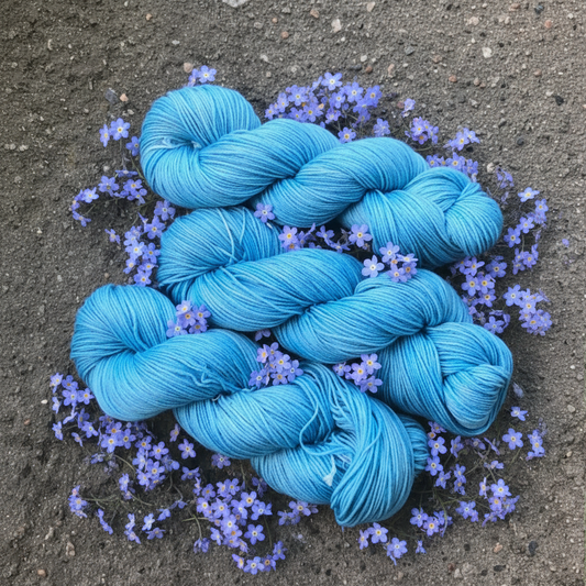 Kvitlammets Hjerte fra Hillesvåg. Farge: Blue - Melert.  Håndfarget. TILBUD - INGEN BYTTERETT.
