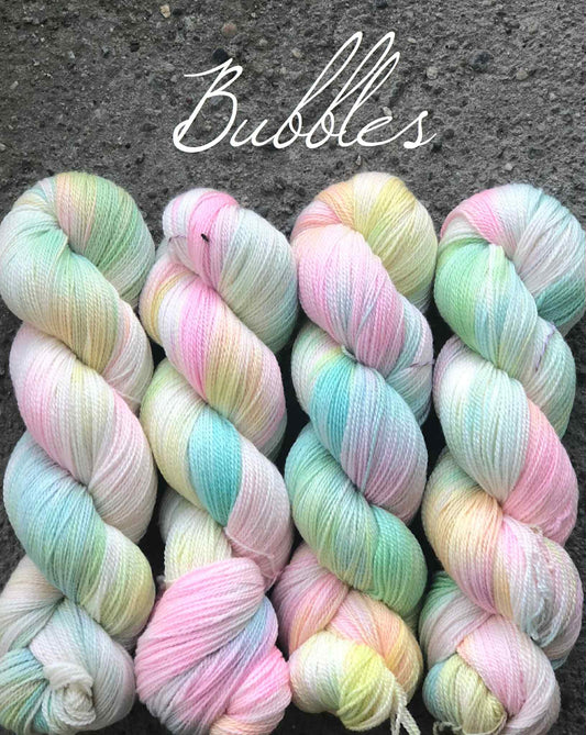 Kvitlammets Luksus merino. Bubbles. 100 g : ca 600 m.