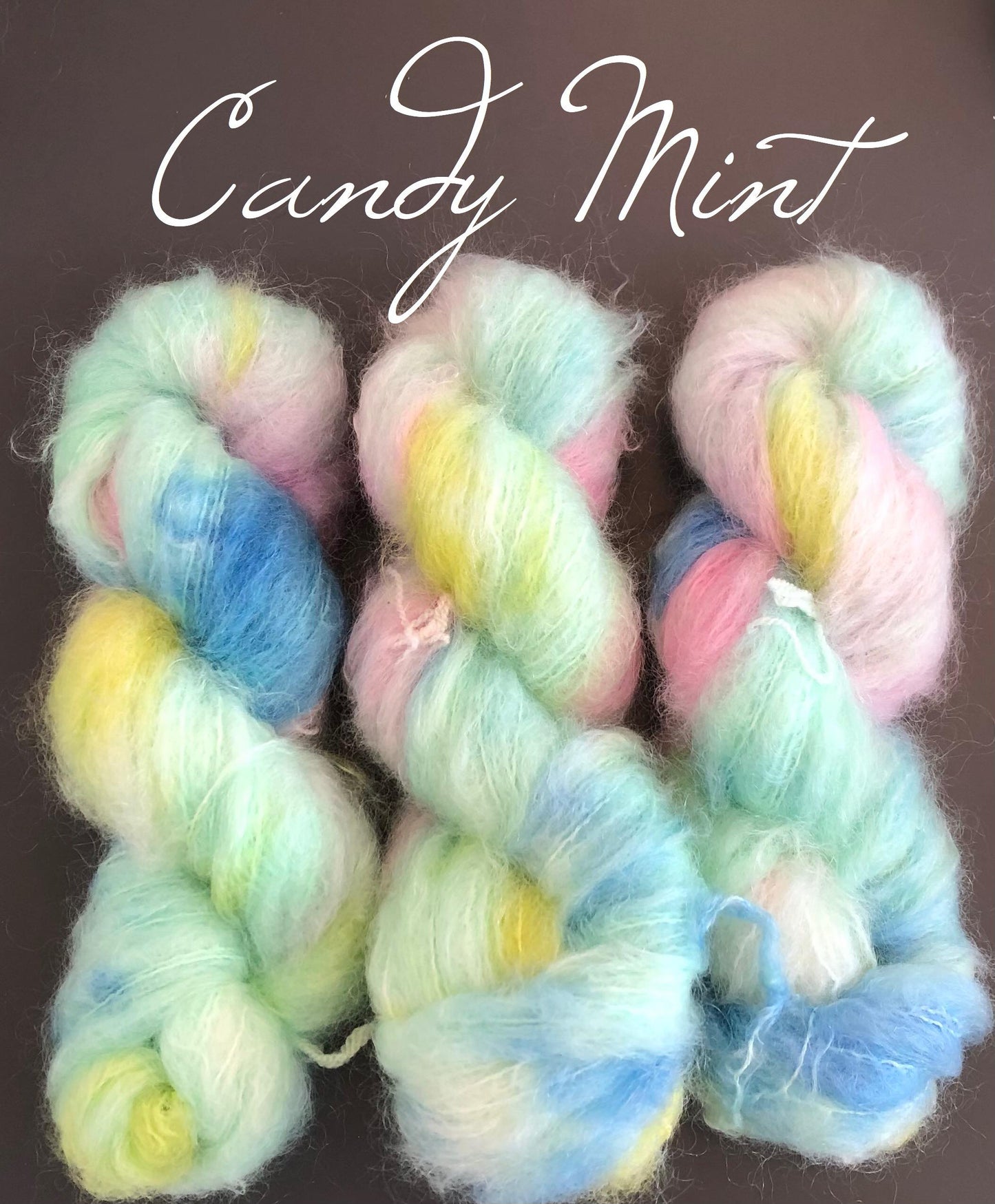 Candy Mint. Fat Mohair, ubehandlet. 100 g: Ca 200 m. Ved kjøp av 4 hesper, får du med oppskriften til My Cozy Cardigan.