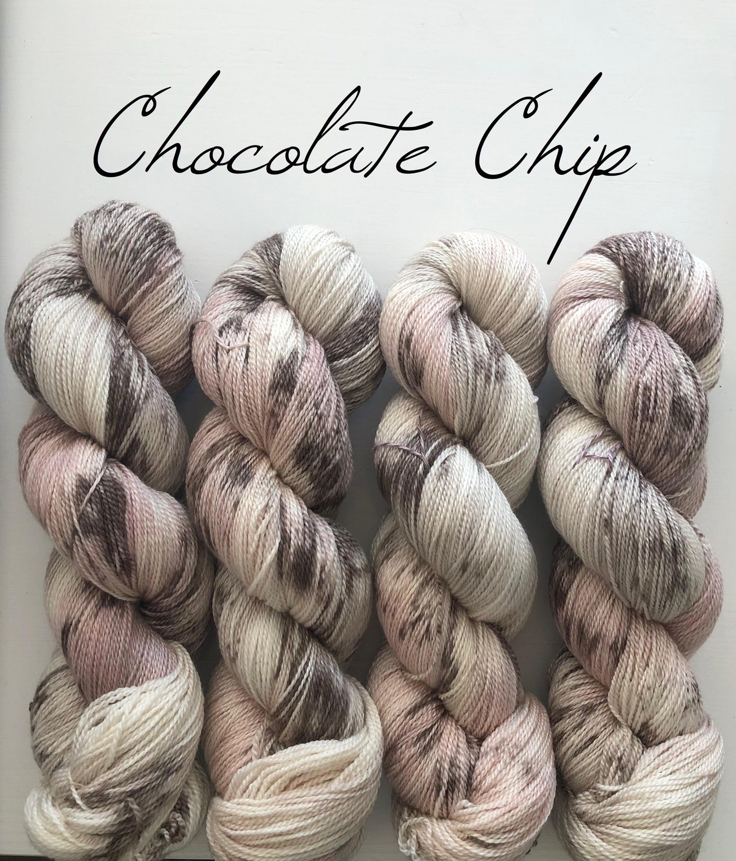 Kvitlammets Luksus merino. Chocolate Chip. 100 g : ca 600 m. Pinnestr: 3 - 4 mm.