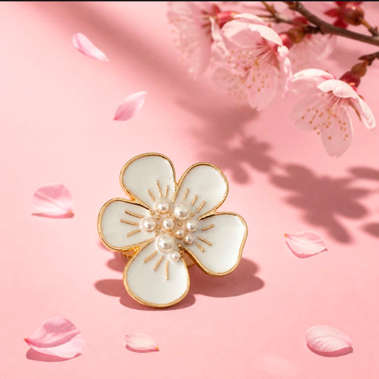 Clip-on pynteknapp – Hvit blomst med perler, pr. stk