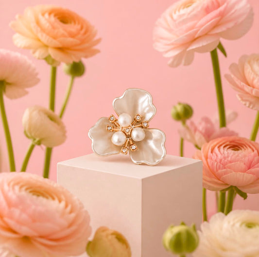 Clip-on pynteknapp – Perlemorvit blomst med perler og glitrende stener, pr. stk