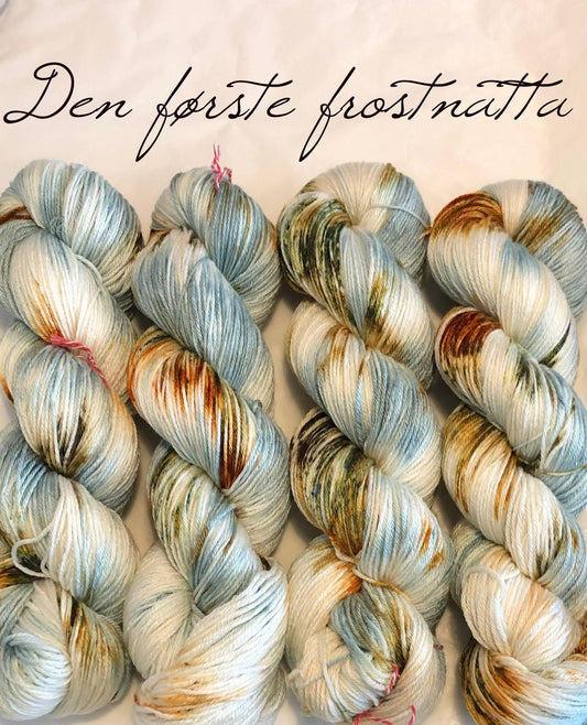 Eksklusivt Posh garn. Den første frostnatta. 100 g: ca 400 m. Ubehandlet 50 % merino ull + 50 % silke.