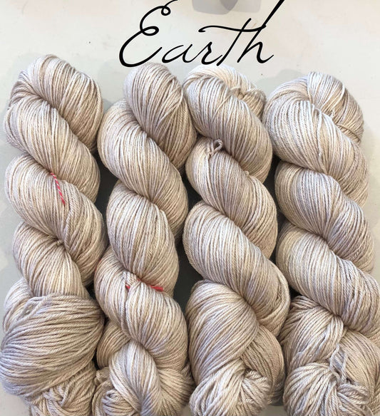 Eksklusivt Posh garn. Earth. 100 g: ca 400 m. Ubehandlet 50 % merino ull + 50 % silke.