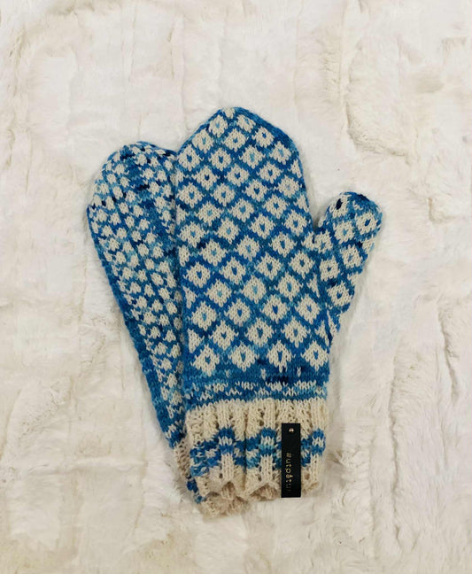 Håndstrikkede votter i håndfarget Finull fra Rauma.