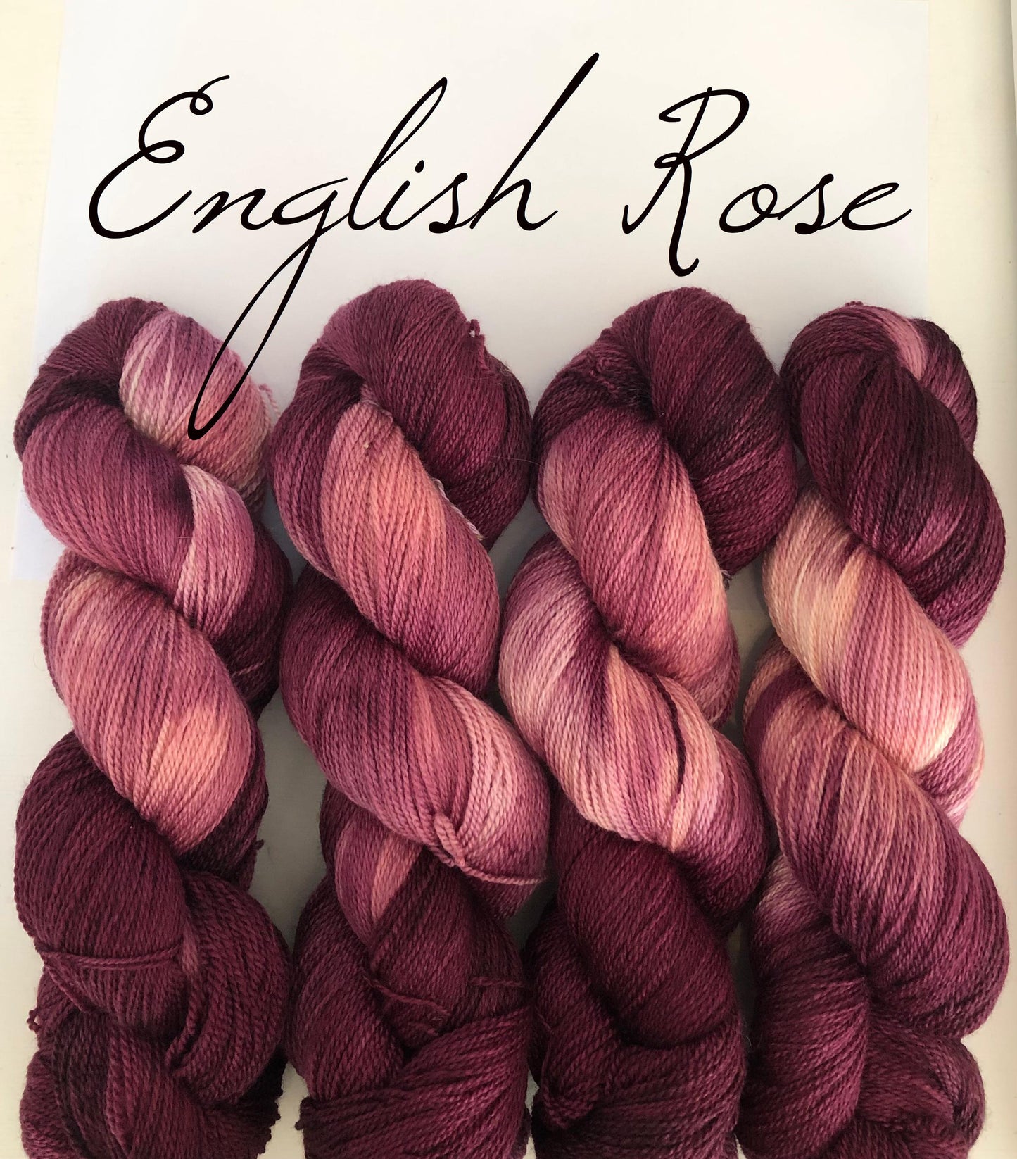 Kvitlammets Luksus merino. English Rose. 100 g : ca 600 m. Pinnestr: 3 - 4 mm.