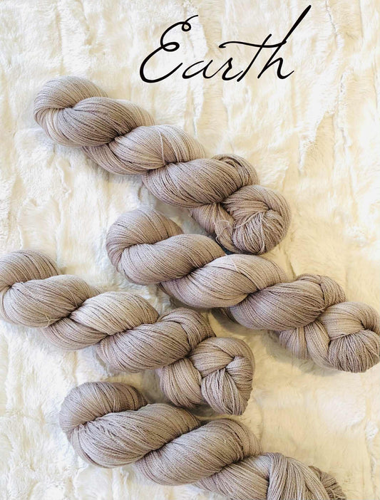 Luksus merino 1200 m. Earth. Melert.  100 g : ca 1200 m. Følgetråd.