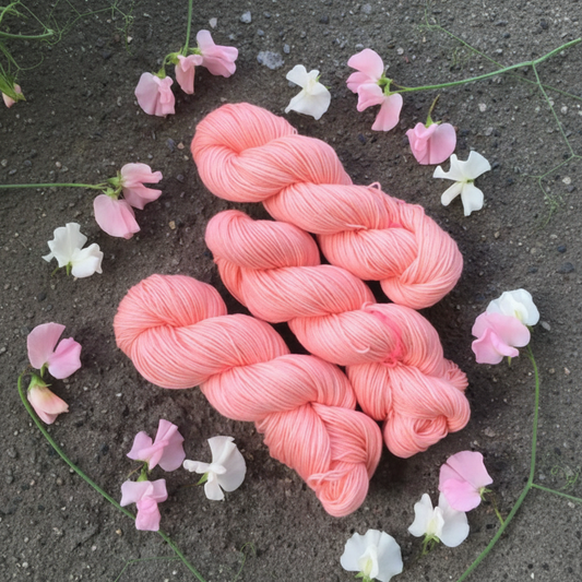 Kvitlammets Hjerte fra Hillesvåg. Farge: Pink - Melert.  Håndfarget. TILBUD - INGEN BYTTERETT.