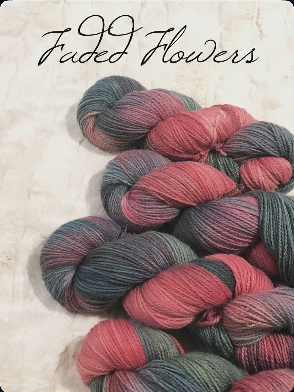 Håndfarget Finull fra Rauma. Farge: Faded Flowers.