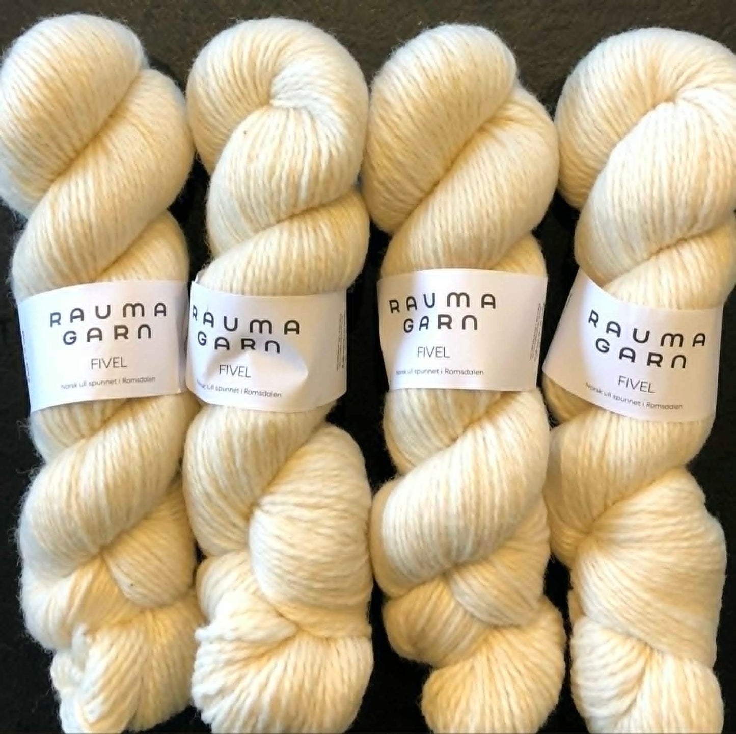 Håndfarget Fivel fra Rauma - Farge: Naturhvit.