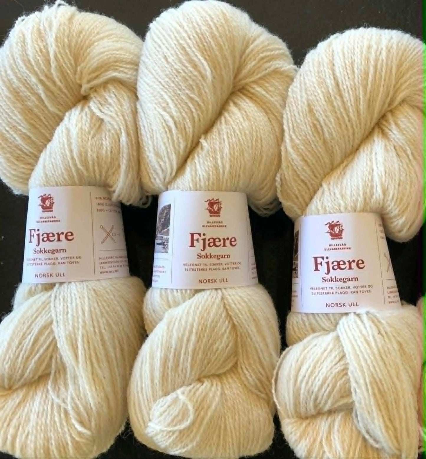 Kvitlammets Fjære sokkegarn fra Hillesvåg. Farge: Naturhvit.