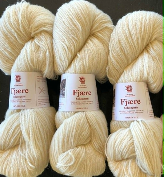 Kvitlammets Fjære sokkegarn fra Hillesvåg. Farge: Naturhvit.