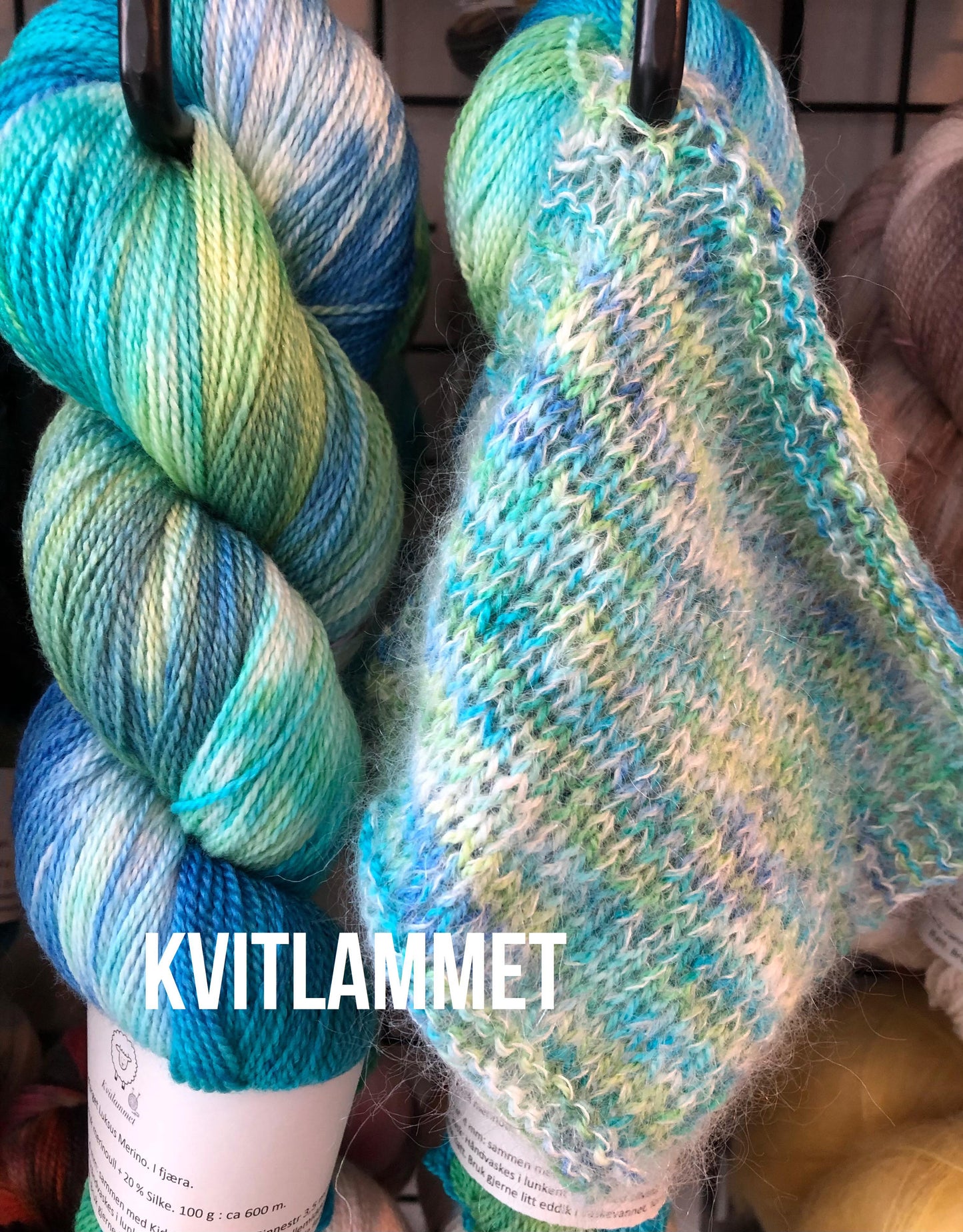 Kvitlammets Luksus merino. I fjæra. 100 g : ca 600 m. Pinnestr: 3 - 4 mm.