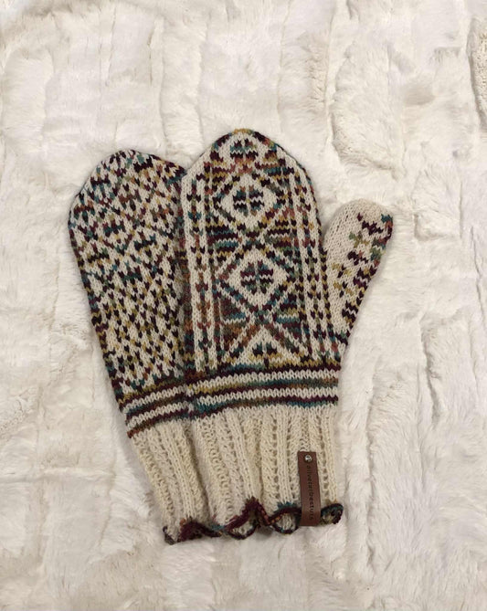 Håndstrikkede votter i håndfarget Finull fra Rauma.