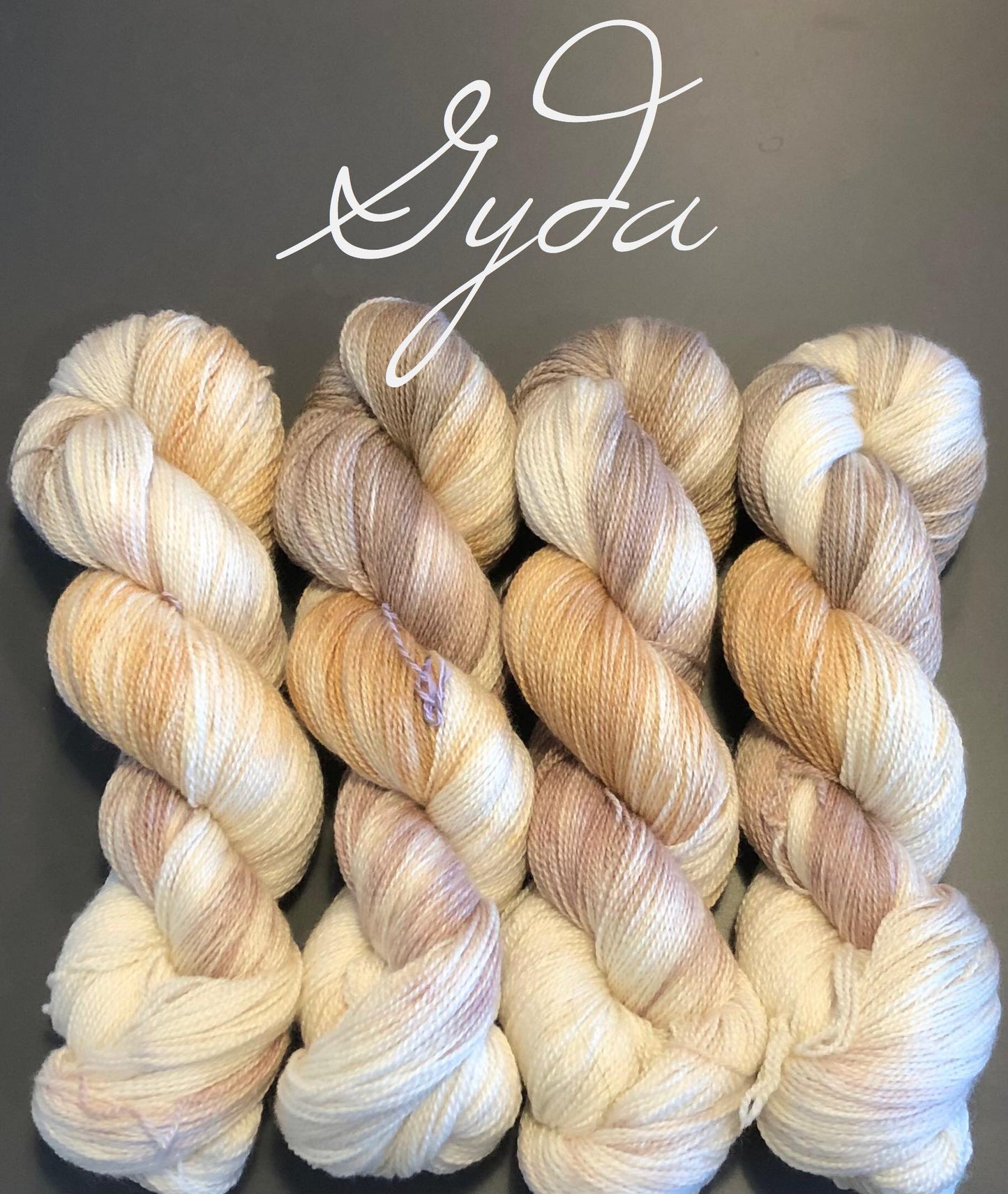 Kvitlammets Luksus merino. Gyda. 100 g : ca 600 m. Pinnestr: 3 - 4 mm.