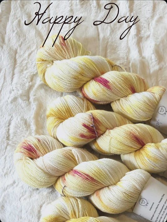 Kvitlammets Luksus merino. Happy Day. 100 g : ca 600 m. Pinnestr: 3 - 4 mm.