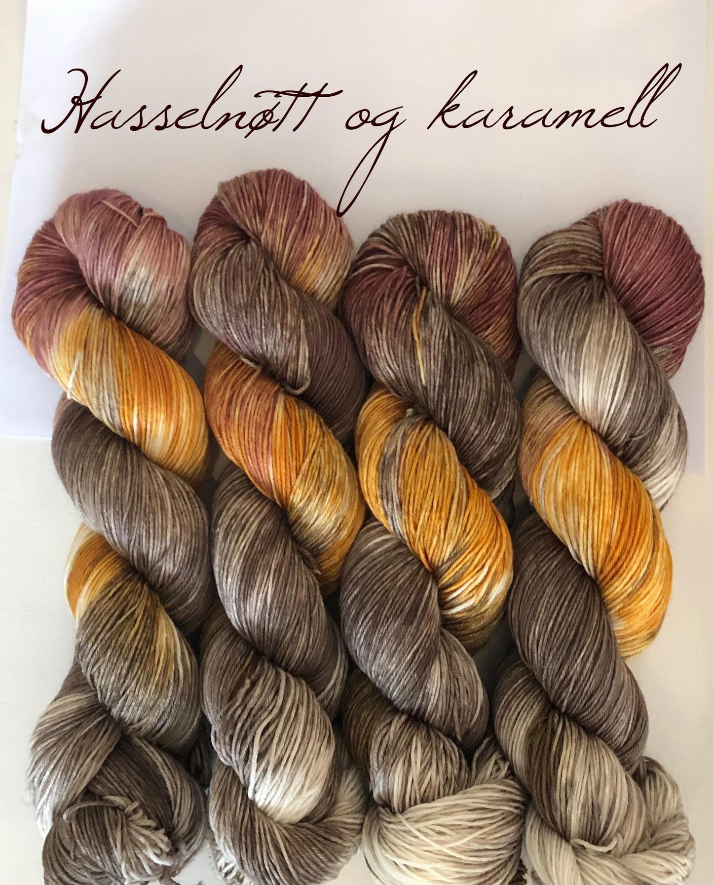 Hasselnøtt og karamell. 100 g: ca 420 m. Pinnestr: 2,5 - 4 mm.