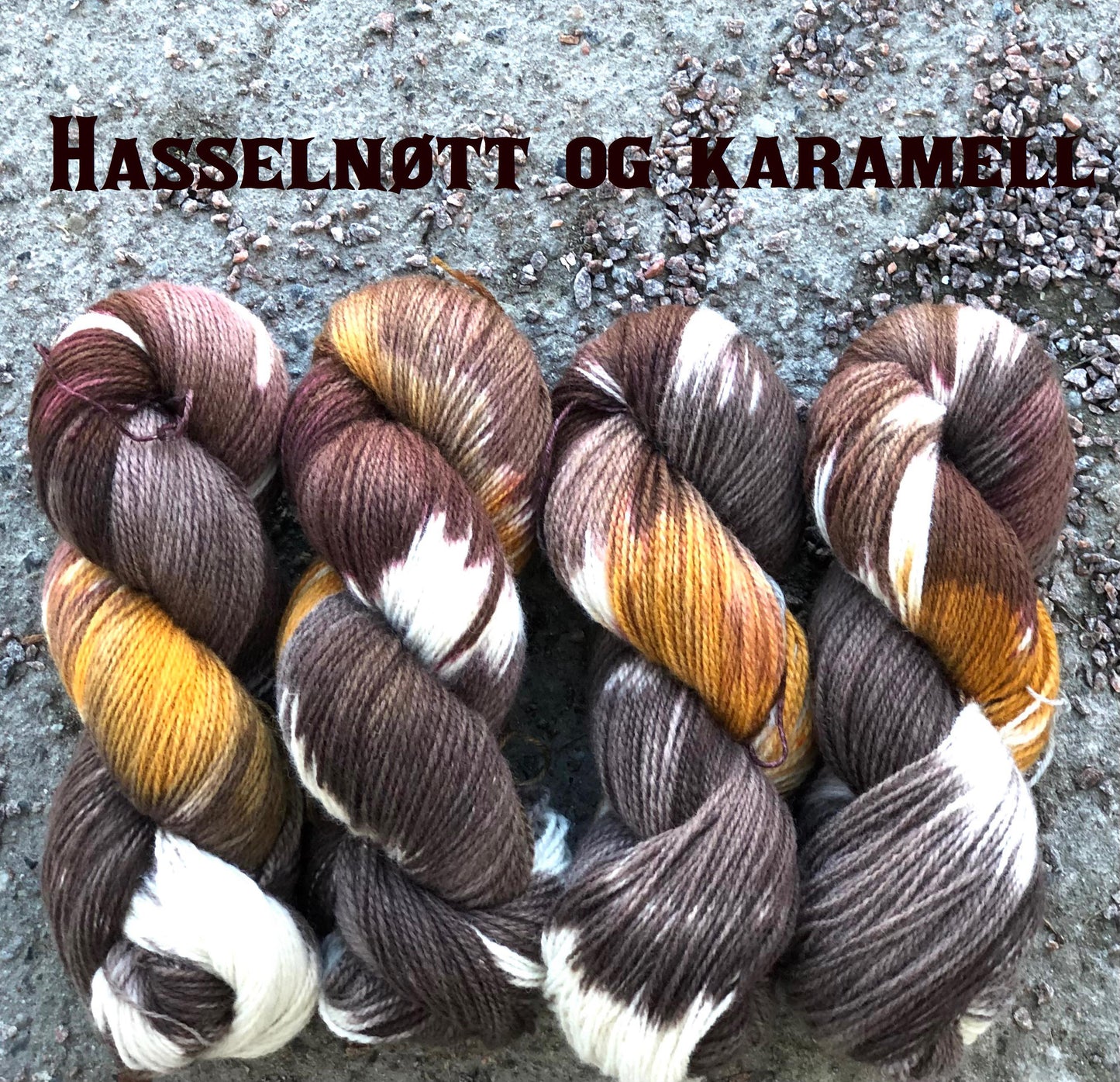 Håndfarget Finull fra Rauma. Hasselnøtt og karamell. 100 g: ca 350 m.