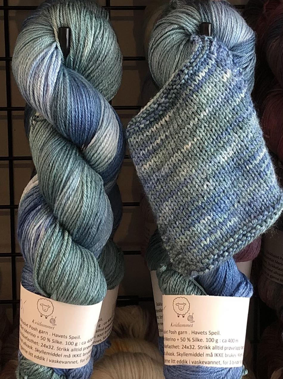 Eksklusivt Posh garn. Havets Speil. 100 g: ca 400 m. Ubehandlet 50 % merino ull + 50 % silke.