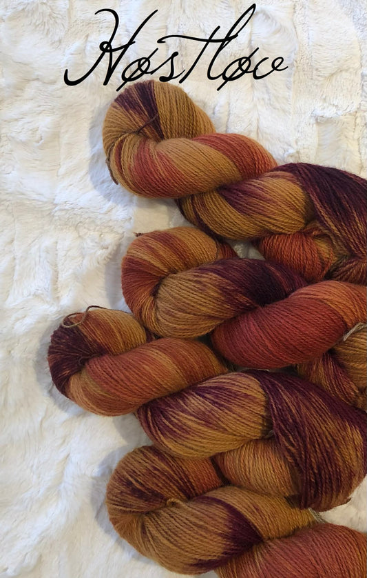 Håndfarget Finull fra Rauma. Farge: Høstløv.