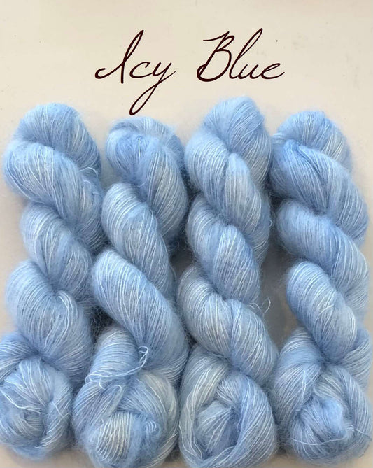 Icy Blue. Brushed Kid Silk, ubehandlet. Ca 420 m.