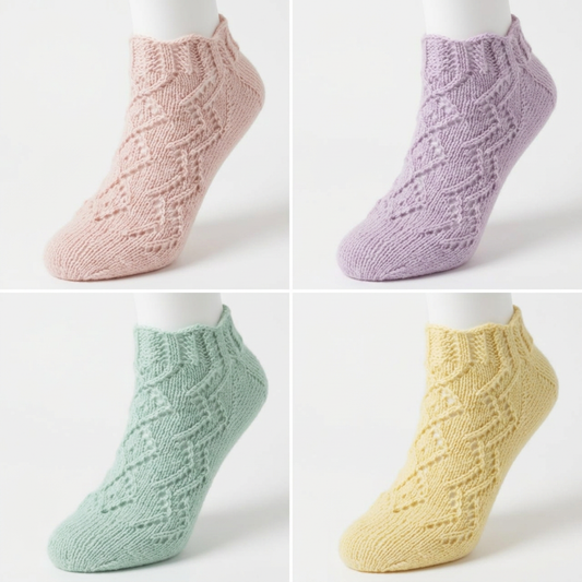 Fargeillustrasjon av sokken i fire pastellfarger: lys rosa, lavendel, mintgrønn og lys smørgul