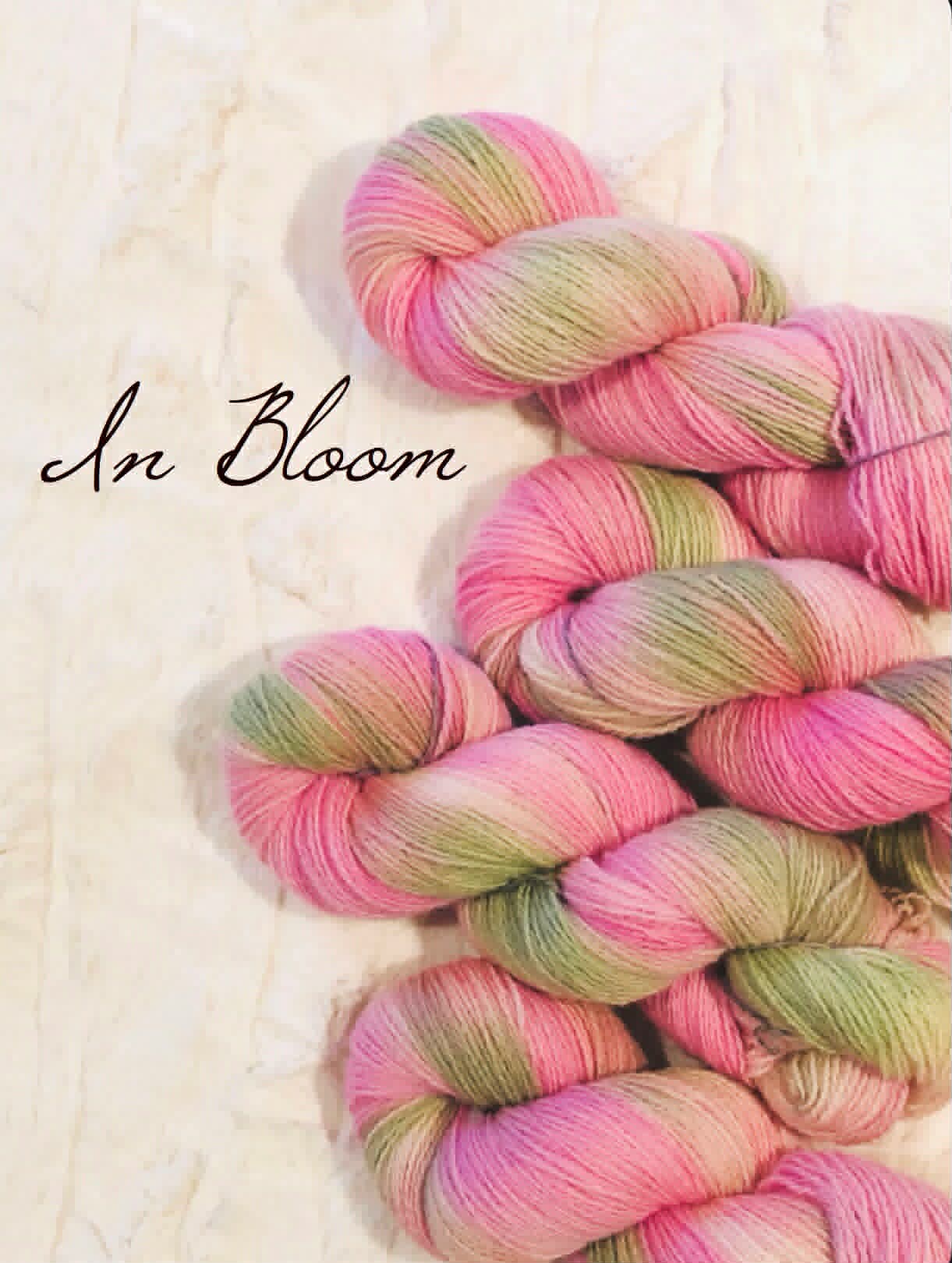 Kvitlammets Fjære sokkegarn fra Hillesvåg. Farge: In Bloom.