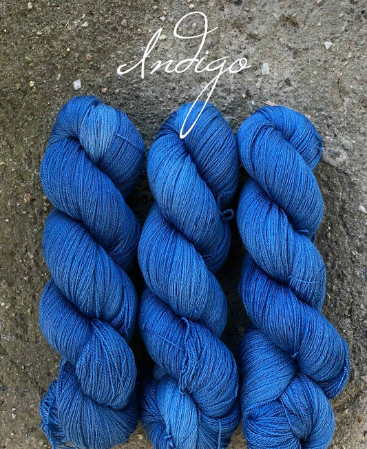 Luksus merino 1200 m. Indigo. Melert.  100 g : ca 1200 m. Følgetråd.