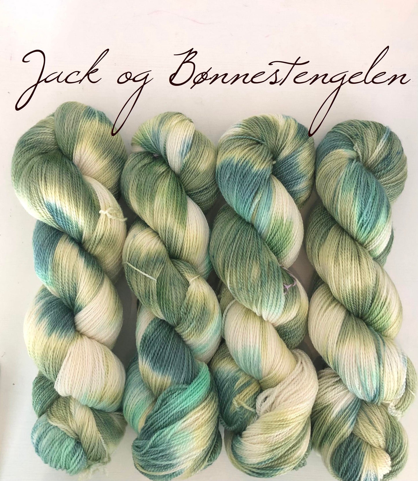 Kvitlammets Luksus merino. Jack og Bønnestengelen. 100 g : ca 600 m. Pinnestr: 3 - 4 mm.