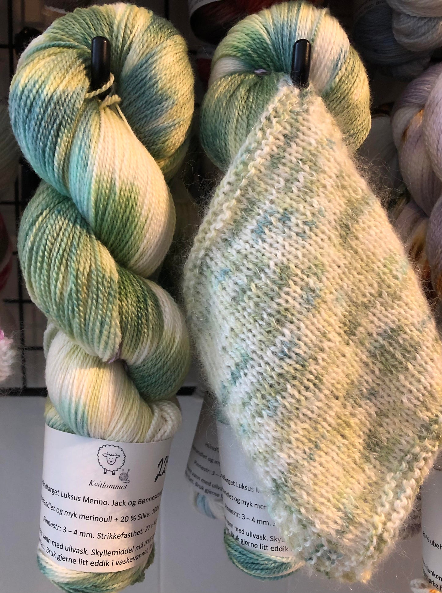 Kvitlammets Luksus merino. Jack og Bønnestengelen. 100 g : ca 600 m. Pinnestr: 3 - 4 mm.