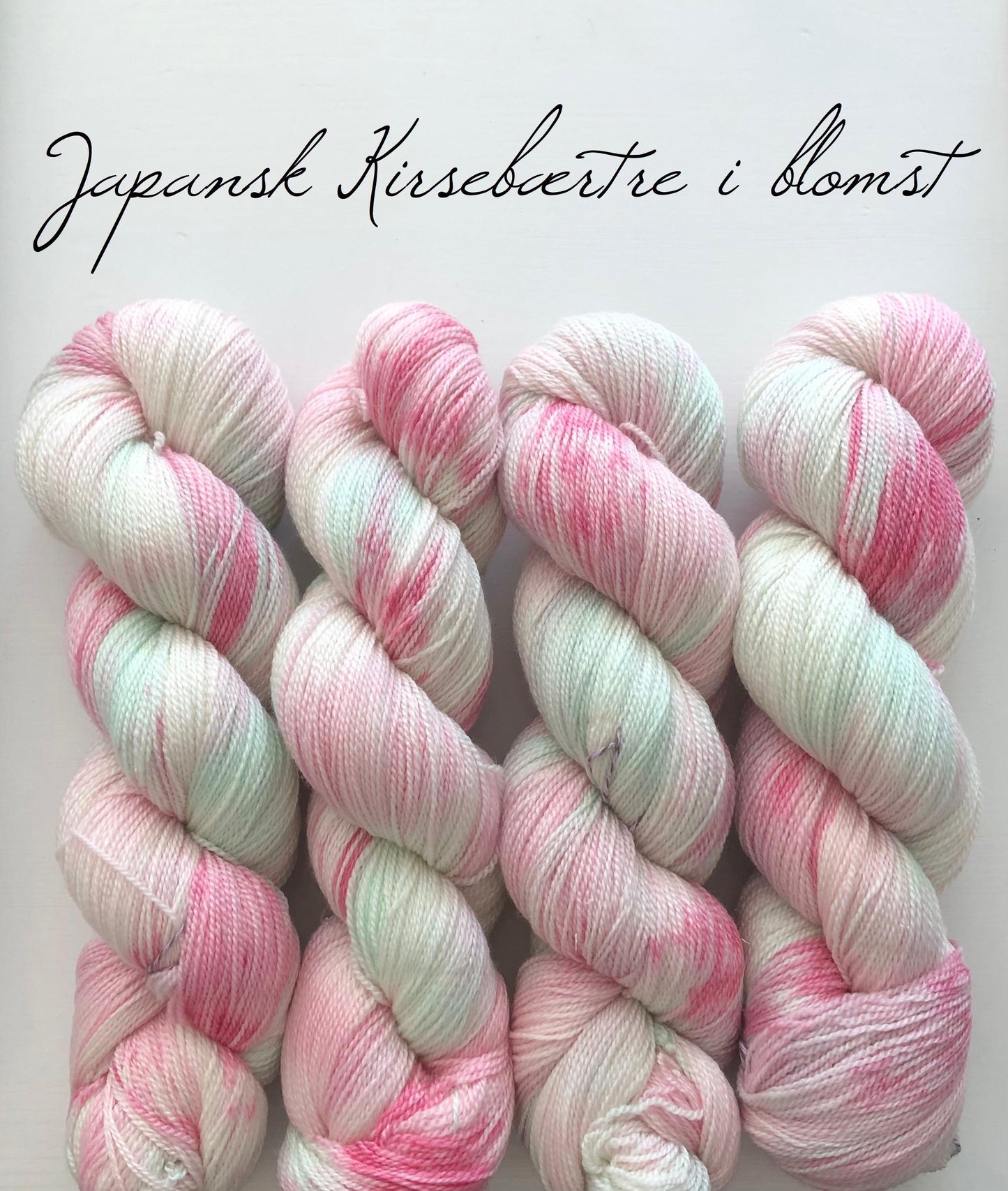 Kvitlammets Luksus merino. Japansk Kirsebærtre i blomst. 100 g : ca 600 m. Pinnestr: 3 - 4 mm.